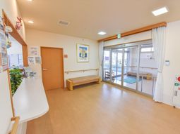 明るい待合室の様子