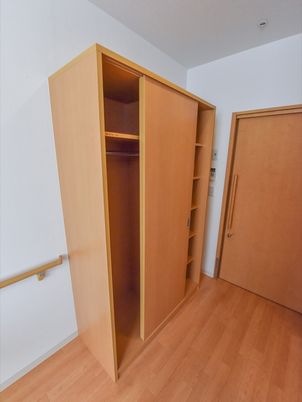開いた木製クローゼット