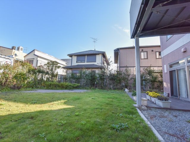 緑豊かな中庭 庭 ゆったりとした中庭では、四季折々の自然を感じながら心地よい時間を過ごせる空間が広がっています。