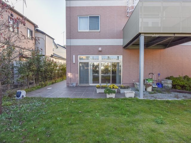 緑の庭付き施設外観 庭 温かみのある壁色と庭園が心を和ませる外観です。季節の変わり目も感じられる開放的な環境でのびのびとお過ごしいただけます。