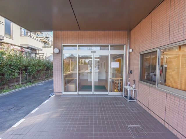 明るいエントランスの風景 玄関 ゆったりとした開放感のあるエントランスは、訪れる方々の心地よい第一歩をお約束します。手すりや床の色も安全に留意されています。