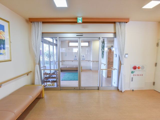 清潔な出入口空間 玄関 明るく清潔なエントランスは、来訪者を温かく迎えます。ゆとりあるスペースが印象的で、安心してご利用いただける環境です。