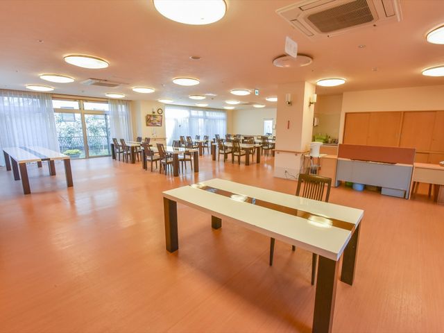 広々とした食堂 食堂 ゆったりとした床面積の食堂で、職員と利用者様が共に食事の時を楽しむことができます。窓からは自然光が差し込み、心地よい雰囲気を醸し出しています。