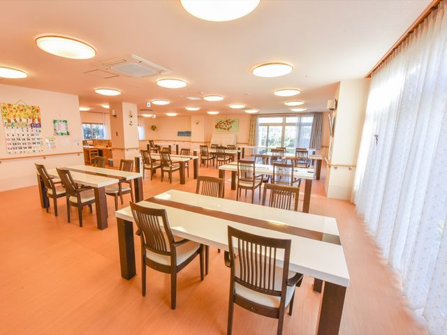 広々とした明るい食堂 食堂 ゆったりと配置されたテーブルと椅子が並ぶ、明るく広いスペースです。日差しが差し込む窓からは、外の景色も望めます。