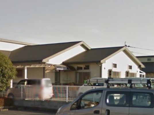 明るい外観の建物