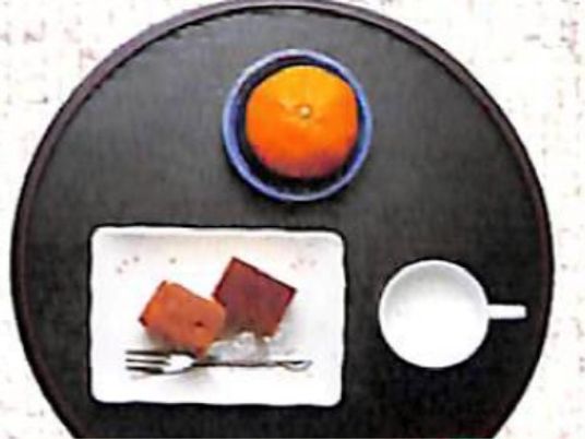 丸いトレイの食事セット