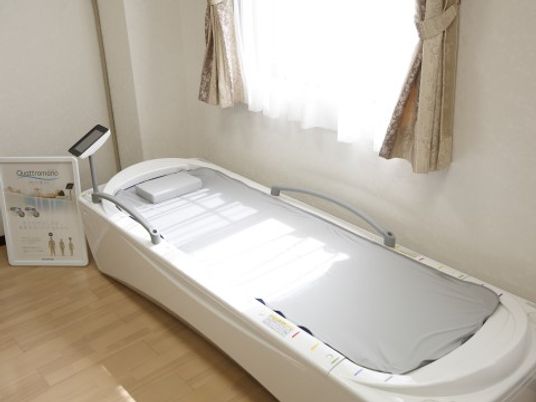 機能訓練用ベッドのある部屋
