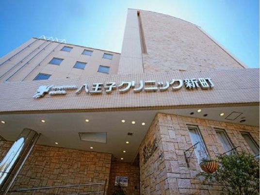 明るい外観の建物