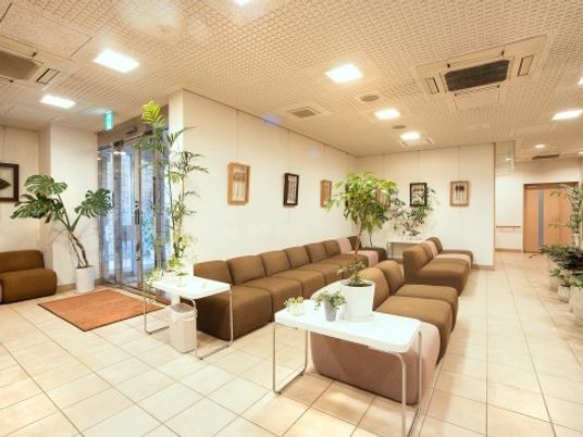 明るい待合室の空間