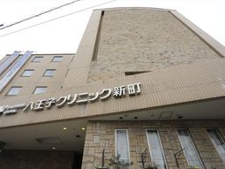 建物の外観と看板