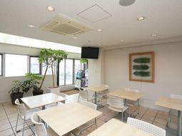 明るい食堂の様子