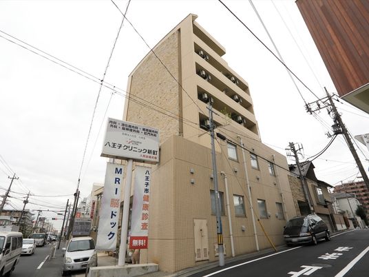 建物の外観と看板