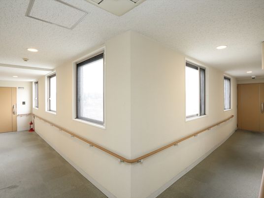 明るく広い施設の廊下