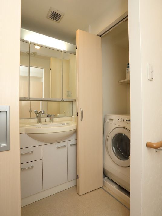 洗面台と洗濯機の洋室