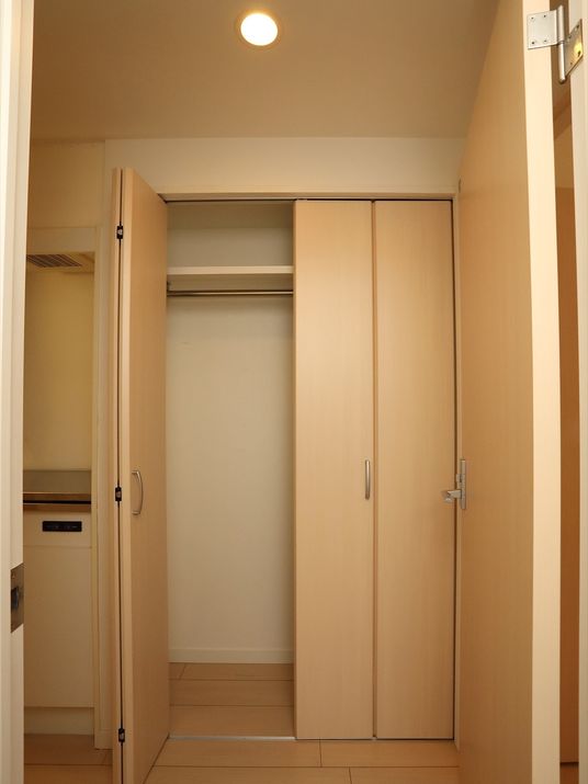 整然たるクローゼットの内観