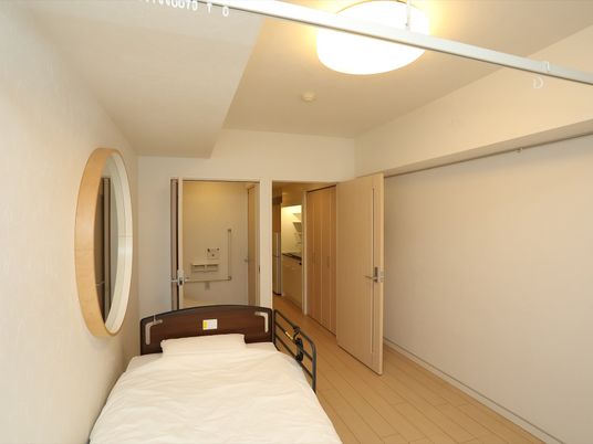 居室のベッドと扉