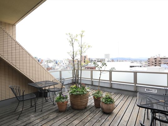 都市の眺めが楽しめるテラス