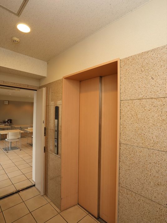 エレベーターとダイニングの一角