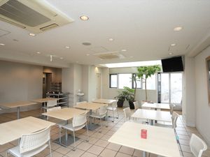明るい食堂の風景