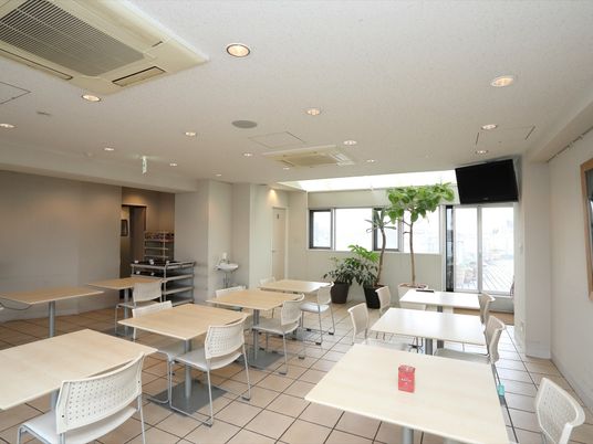 明るい食堂の風景