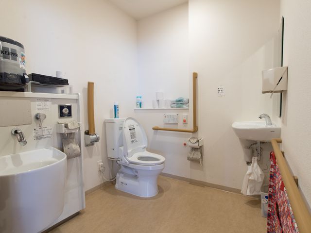バリアフリーのトイレ空間 共有トイレ 安心のバリアフリー設計。手すり付きで使いやすい水回りです。