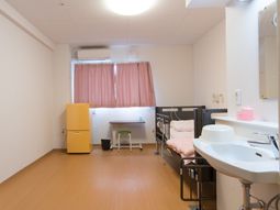 洋室の明るい居住空間