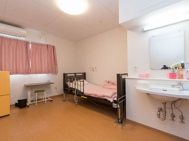 シンプルな居室の風景 居室 清潔感のあふれる個室で、日々の生活をサポートします。必要な設備が整い、快適な空間をご提供。