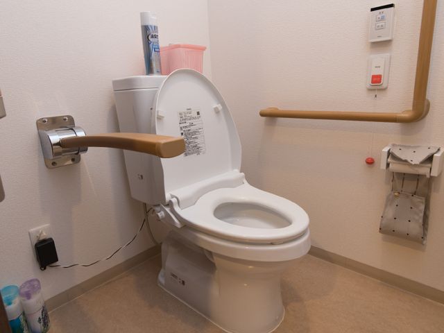 バリアフリートイレ設備 トイレ 手すり付きの安全なトイレです。快適にご利用いただける環境を整えています。