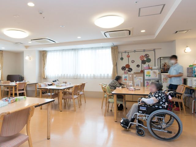明るいダイニングスペース リビングルーム ゆったりした食事の空間で利用者様が憩えます。明るく開放感のある設計です。