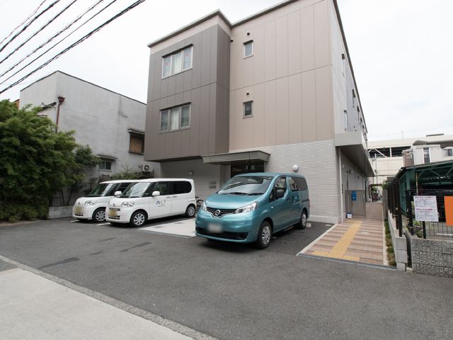 現代的な建物の外観 外観 ゆとりのある駐車スペースを備え、快適なアクセスを実現しています。