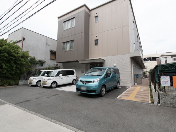 施設外観と駐車場