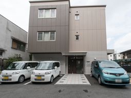 外観の建物と駐車場