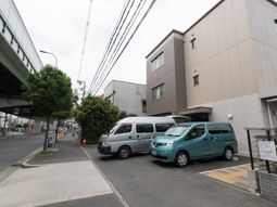 施設前に停車している車両