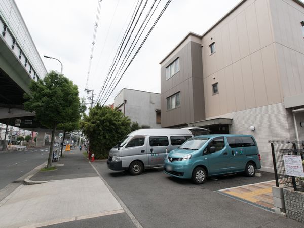 施設前に停車している車両