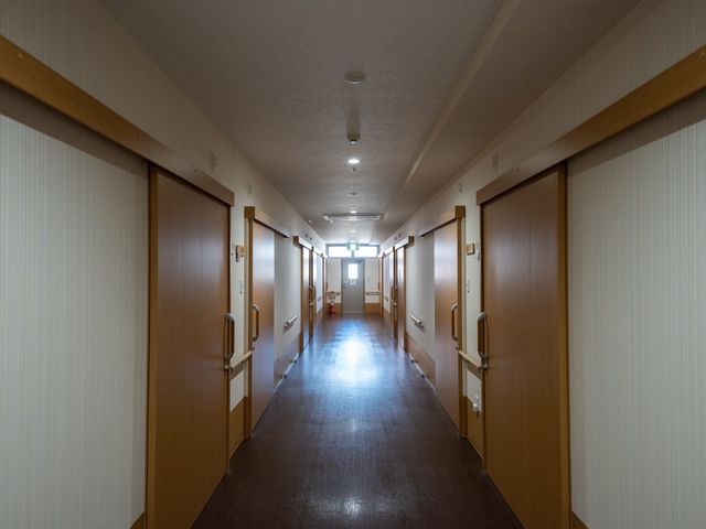清潔な廊下 廊下 ゆったりとした廊下は行き来がしやすく、清潔感のあふれる設計が特徴です。日常の業務では、このような環境で働けます。