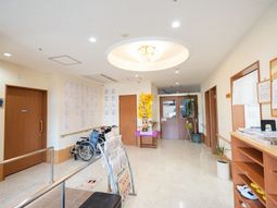 エントランスの明るい景色