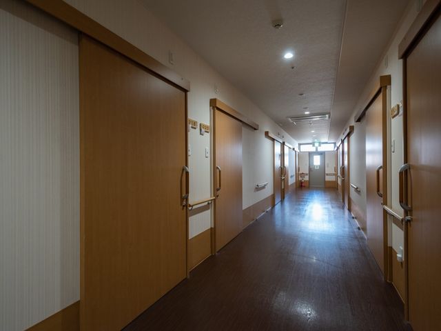清潔感のある廊下 廊下 広々として明るい通路は、行き来がしやすく、安全で快適な移動を支援します。扉の番号が大きく表示され、見やすさにも配慮されています。