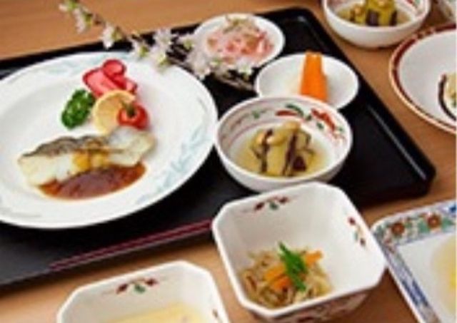 和風のバランス食事セット 食事 栄養バランスを考えた和食の一例です。見た目にも彩り豊かで、食欲をそそります。