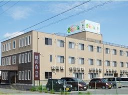 明るい日差しの外観