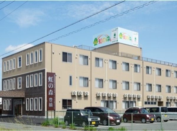明るい日差しの外観