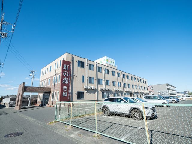 清潔感のある施設外観 外観 ゆとりのある駐車スペースを備えた建物は、来訪者を温かく迎えます。エントランスからのアクセスも良好で、訪れる方々の利便性を考慮した設計になっています。