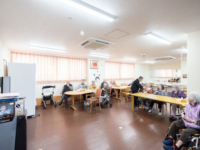 共有エリアの明るい様子 共有スペース 皆様が集い、会話を楽しむダイニングルームです。明るい窓辺で食事や交流をお楽しみください。