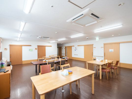 広々とした明るいダイニング