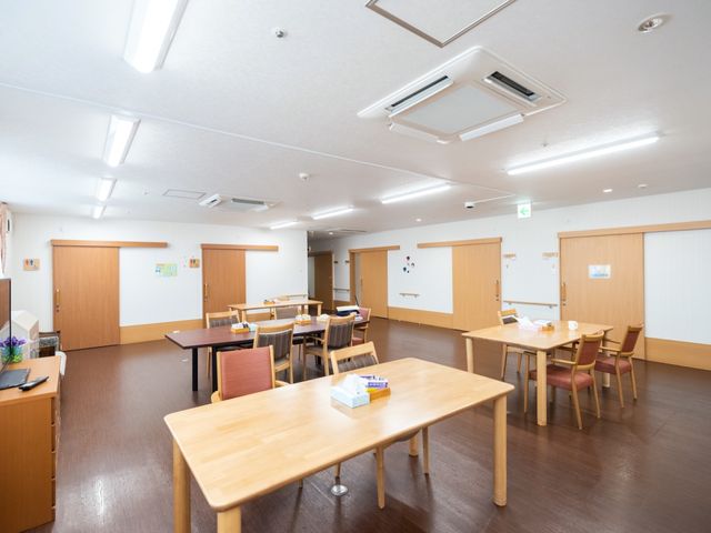 広々とした明るいダイニング 食堂 ゆったりとした空間のダイニングルームです。木の温もりを感じる家具が並び、共に過ごすひと時が心地よいです。