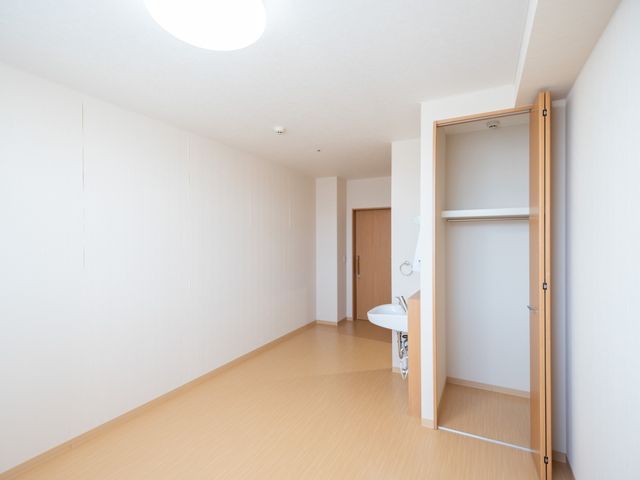 洋室のシンプルな廊下 居室 清潔で明るい廊下が広がり、どなたでも安心して日々の生活を送れる環境です。シンプルな設計で、移動もスムーズに行えます。