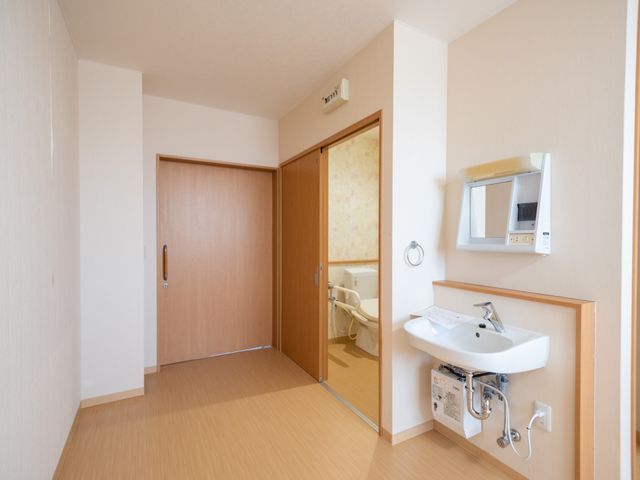 居室内の洗面所とトイレ 居室 ゆとりある居室には手洗い場とトイレが完備され、快適な個室環境が整えられています。日々の生活がより便利になるよう配慮された空間です。