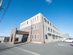 明るい日差しの建物外観