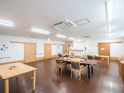 広々とした明るい食堂