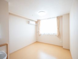 明るい居室の一角