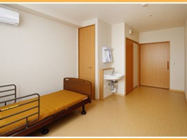 シンプルな居室の一室 居室   木目のドアが並ぶ、すっきりとした居室です。洗面台もあり、日常の動作がしやすい印象です。